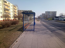 przystanek autobusowy z drugiej strony ulicy